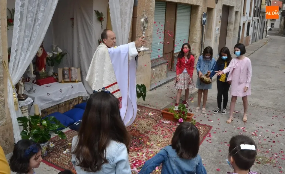 El Santísimo se asoma a la calle en San Andrés para bendecir un altar  