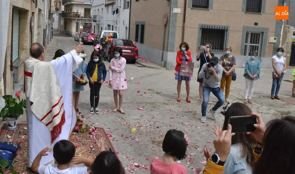 Foto 10 - El Sant&iacute;simo se asoma a la calle en San Andr&eacute;s para bendecir un altar  