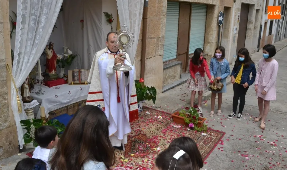 Foto 9 - El Sant&iacute;simo se asoma a la calle en San Andr&eacute;s para bendecir un altar  