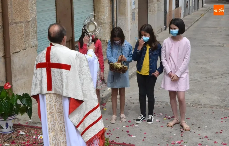Foto 7 - El Sant&iacute;simo se asoma a la calle en San Andr&eacute;s para bendecir un altar  