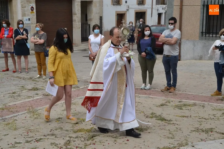 Foto 5 - El Sant&iacute;simo se asoma a la calle en San Andr&eacute;s para bendecir un altar  