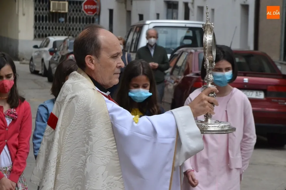 Foto 6 - El Sant&iacute;simo se asoma a la calle en San Andr&eacute;s para bendecir un altar  