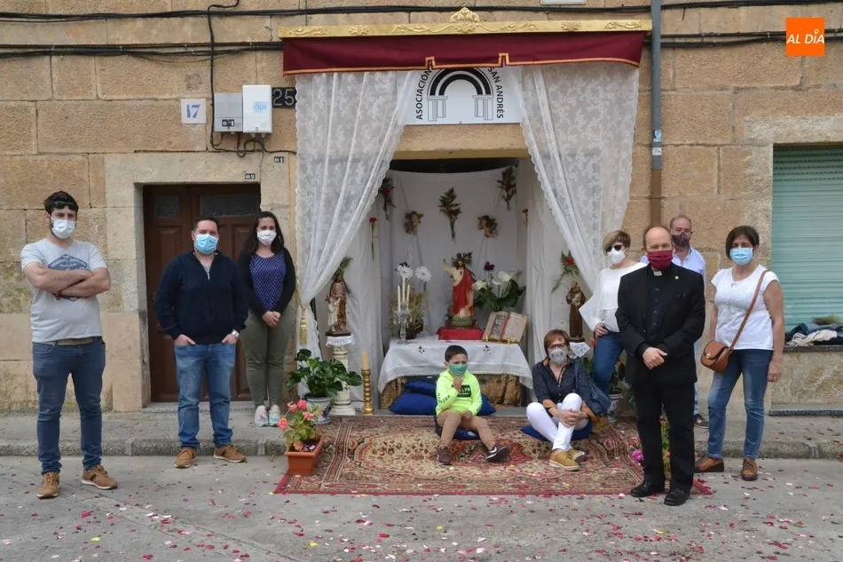 Foto 2 - El Sant&iacute;simo se asoma a la calle en San Andr&eacute;s para bendecir un altar  