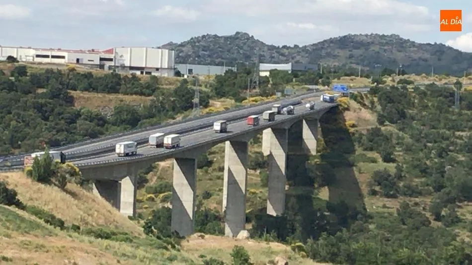 Foto 2 - Un cami&oacute;n vuelca en la A-66 a la altura de B&eacute;jar y provoca un corte de circulaci&oacute;n