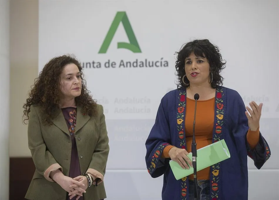 La presidenta del grupo parlamentario Adelante Andalucía, Teresa Rodríguez (d), junto a la portavoz del grupo, Inmaculada Nieto (i), en una foto de archivo. - María José López - Europa Press - Archivo