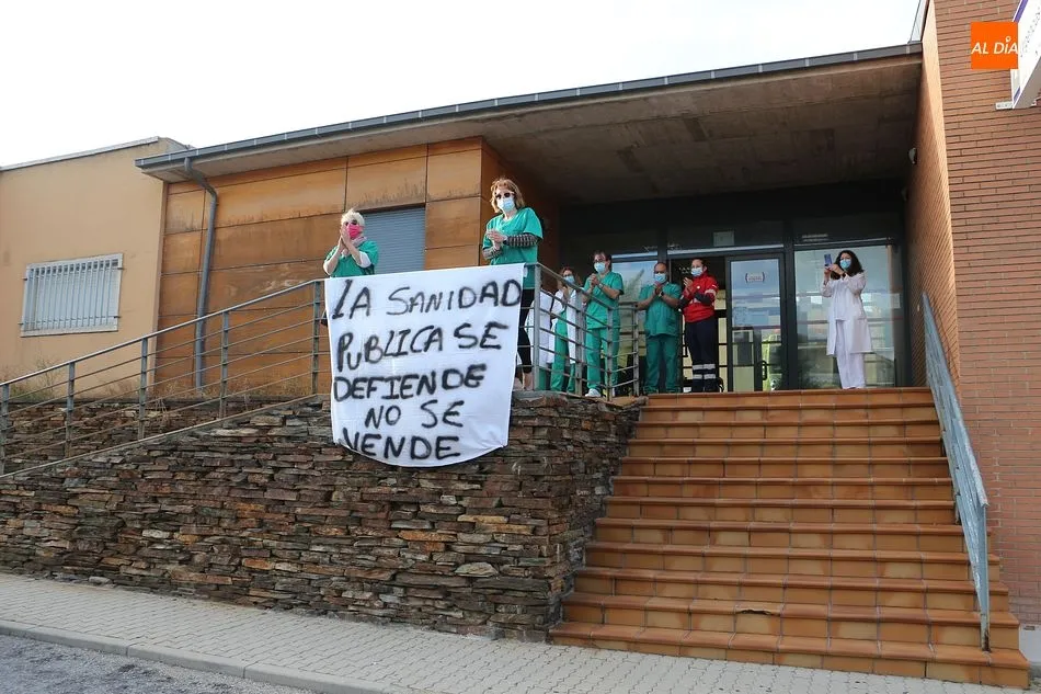 Foto 7 - Aplausos en el centro de salud de Guijuelo por tercer lunes consecutivo