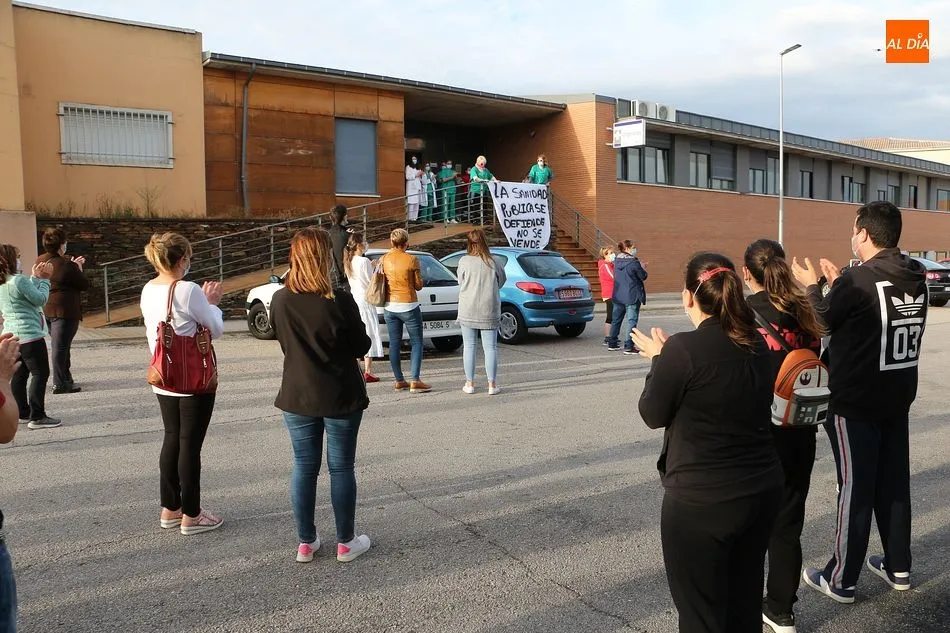 Foto 4 - Aplausos en el centro de salud de Guijuelo por tercer lunes consecutivo