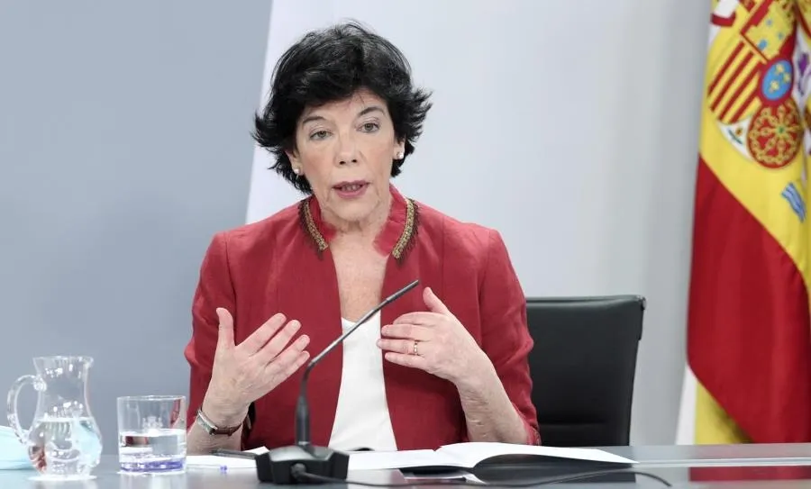 La ministra de Educación y Formación Profesional, Isabel Celaá, interviene durante la comparecencia en rueda de prensa posterior al Consejo de Ministros. Foto E. Parra - EP