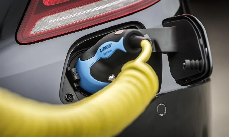 El plan lanzado por el Gobierno apunta que los fabricantes tendrán que complementar las ayudas públicas con 1.000 euros adicionales en caso de los modelos eléctricos