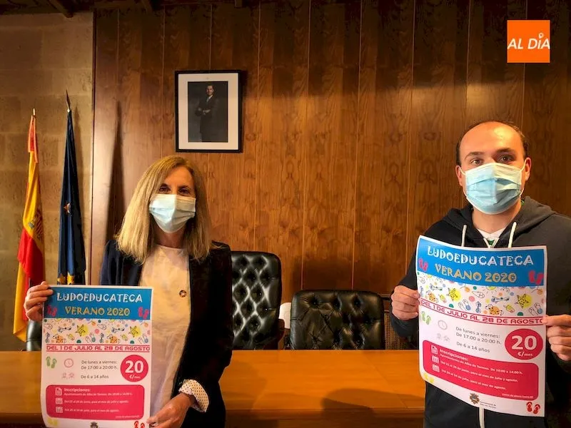 La alcaldesa de Alba de Tormes, Concepción Miguélez, y el concejal de Educación, José García