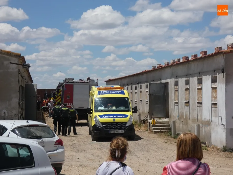 Foto 11 - Herido grave tras quedar atrapado por la pala de un tractor en una granja porcina en Villoria