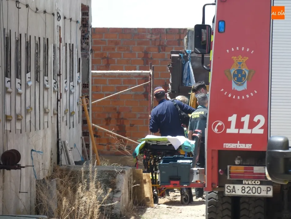 Foto 8 - Herido grave tras quedar atrapado por la pala de un tractor en una granja porcina en Villoria