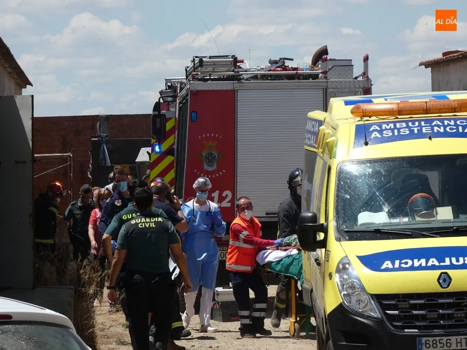 Foto 7 - Herido grave tras quedar atrapado por la pala de un tractor en una granja porcina en Villoria
