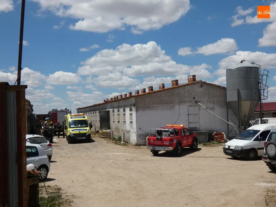 Foto 2 - Herido grave tras quedar atrapado por la pala de un tractor en una granja porcina en Villoria