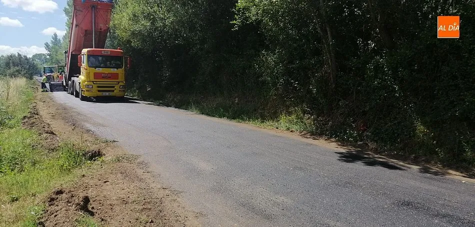 Foto 9 - A pleno rendimiento el reasfaltado de la carretera que lleva hasta &Aacute;gueda  