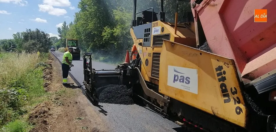 Foto 7 - A pleno rendimiento el reasfaltado de la carretera que lleva hasta &Aacute;gueda  