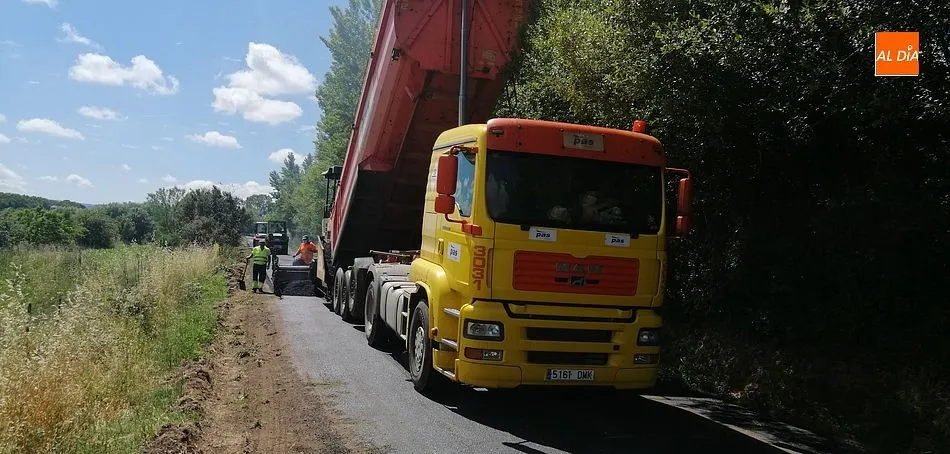 Foto 8 - A pleno rendimiento el reasfaltado de la carretera que lleva hasta &Aacute;gueda  