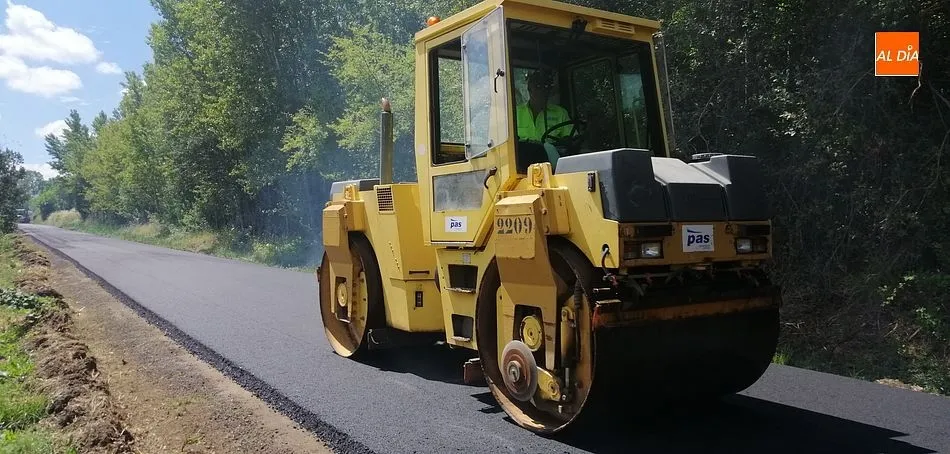 Foto 5 - A pleno rendimiento el reasfaltado de la carretera que lleva hasta &Aacute;gueda  