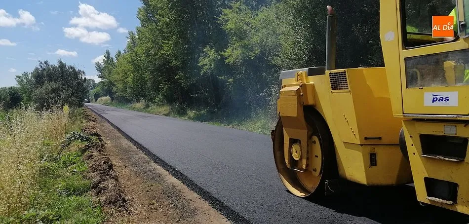Foto 4 - A pleno rendimiento el reasfaltado de la carretera que lleva hasta &Aacute;gueda  