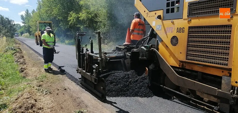 Foto 6 - A pleno rendimiento el reasfaltado de la carretera que lleva hasta &Aacute;gueda  