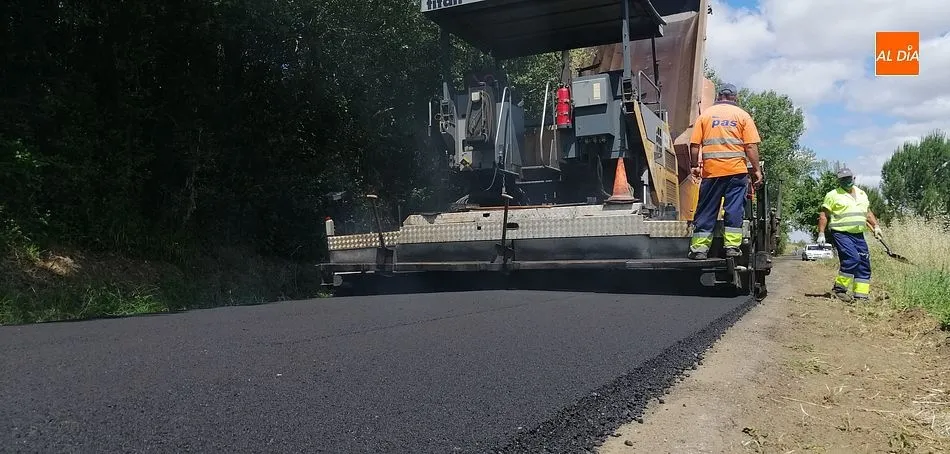 Foto 3 - A pleno rendimiento el reasfaltado de la carretera que lleva hasta &Aacute;gueda  