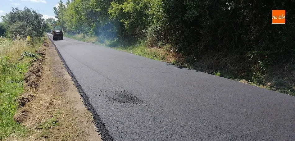 Foto 2 - A pleno rendimiento el reasfaltado de la carretera que lleva hasta &Aacute;gueda  