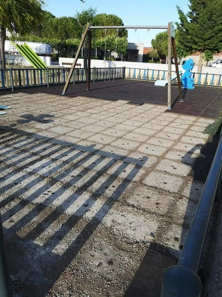 Roban el suelo del parque infantil