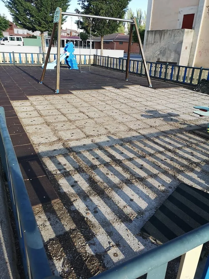 Foto 3 - Roban el suelo del parque infantil