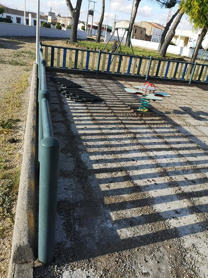 Foto 2 - Roban el suelo del parque infantil