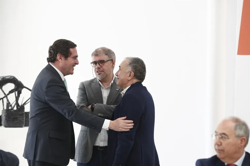 El presidente de la patronal CEOE, Antonio Garamendi, saluda a los secretarios generales de UGT y CCOO, Pepe Álvarez y Unai Sordo, en una imagen de archivo. Foto: EP