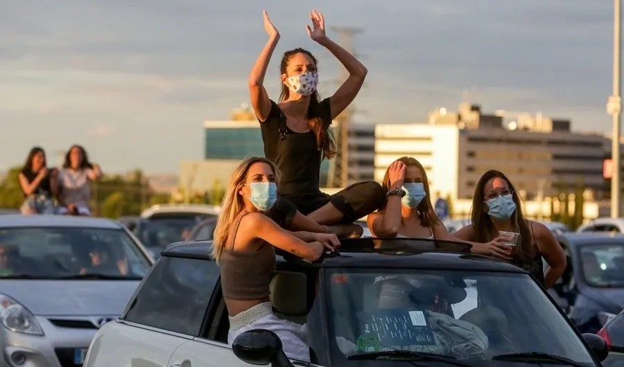 Asistentes a la celebración del BMW Drive-In Fest, el primer concierto en formato autocine en España, en el autocine RACE de Madrid (España) a 17 de junio de 2020. Foto de Ricardo Rubio - EP