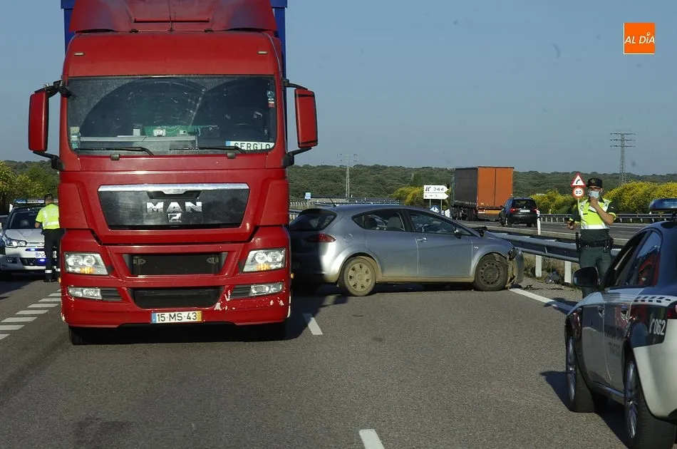 Foto 6 - Tres heridos en una colisi&oacute;n entre un cami&oacute;n y dos turismos en la A-62 a la altura de Espeja