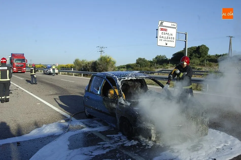 Foto 7 - Tres heridos en una colisi&oacute;n entre un cami&oacute;n y dos turismos en la A-62 a la altura de Espeja