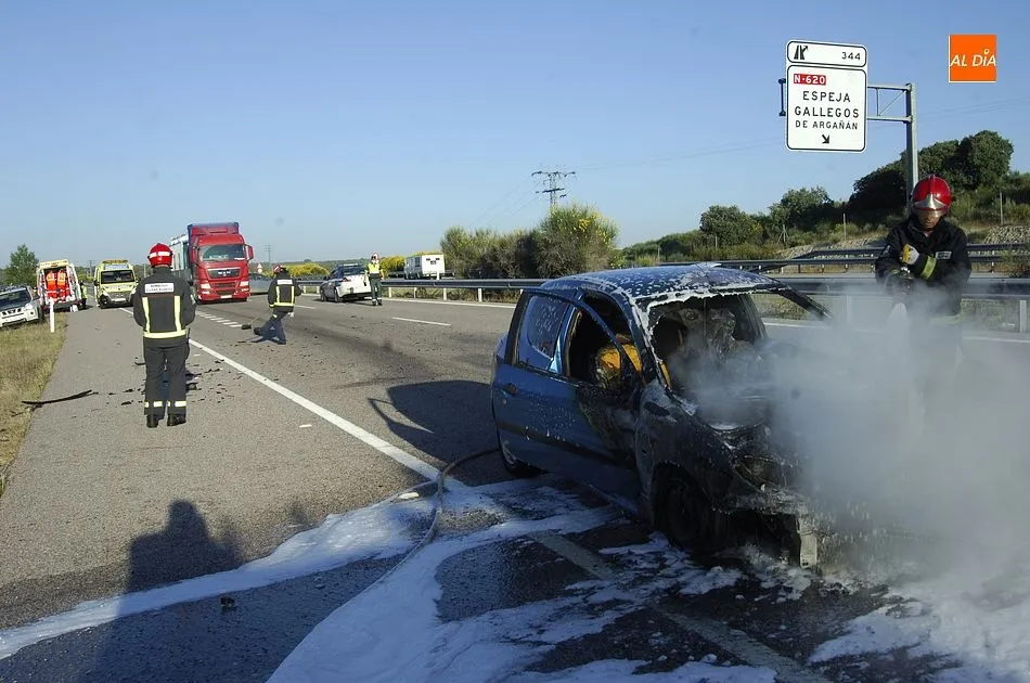 Foto 4 - Tres heridos en una colisi&oacute;n entre un cami&oacute;n y dos turismos en la A-62 a la altura de Espeja