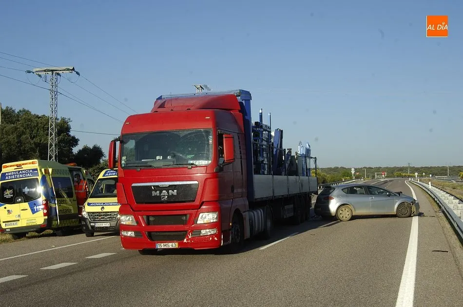 Foto 2 - Tres heridos en una colisi&oacute;n entre un cami&oacute;n y dos turismos en la A-62 a la altura de Espeja