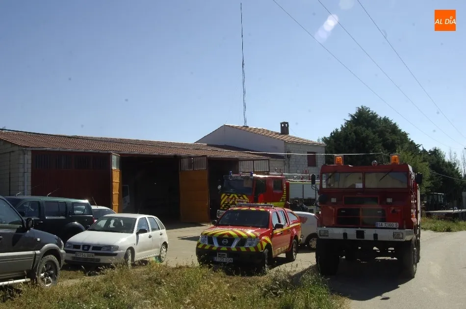 Foto 4 - El Parque de Bomberos de Fuenteguinaldo recibe de la Diputaci&oacute;n un cami&oacute;n autobomba  