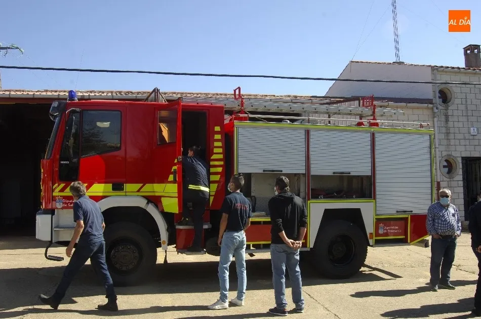 Foto 3 - El Parque de Bomberos de Fuenteguinaldo recibe de la Diputaci&oacute;n un cami&oacute;n autobomba  