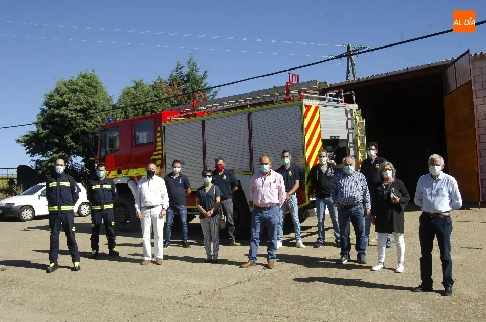 El Parque de Bomberos de Fuenteguinaldo recibe de la Diputación un camión autobomba  