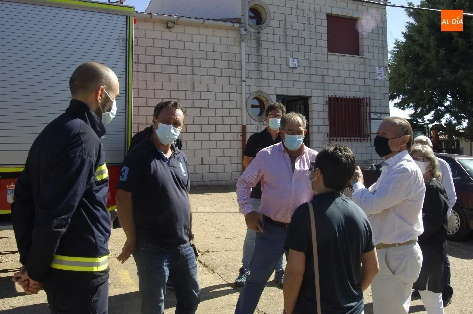 Foto 6 - El Parque de Bomberos de Fuenteguinaldo recibe de la Diputaci&oacute;n un cami&oacute;n autobomba  
