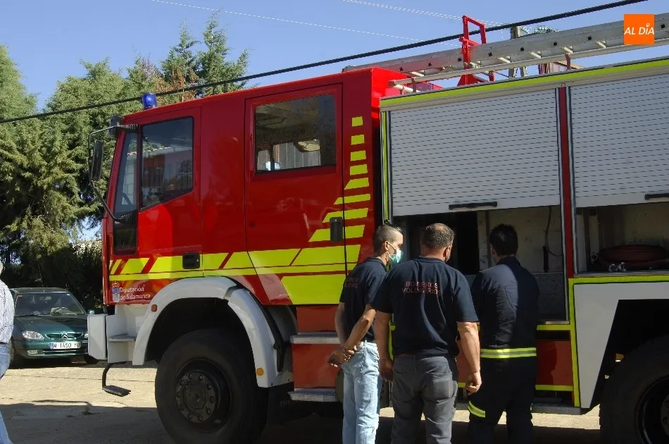 Foto 7 - El Parque de Bomberos de Fuenteguinaldo recibe de la Diputaci&oacute;n un cami&oacute;n autobomba  