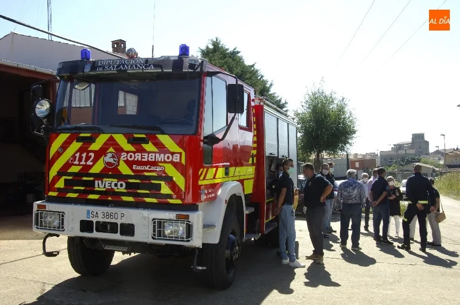 Foto 5 - El Parque de Bomberos de Fuenteguinaldo recibe de la Diputaci&oacute;n un cami&oacute;n autobomba  