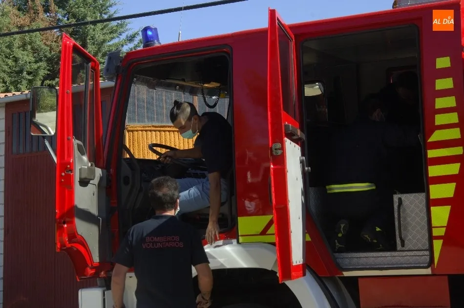 Foto 2 - El Parque de Bomberos de Fuenteguinaldo recibe de la Diputaci&oacute;n un cami&oacute;n autobomba  