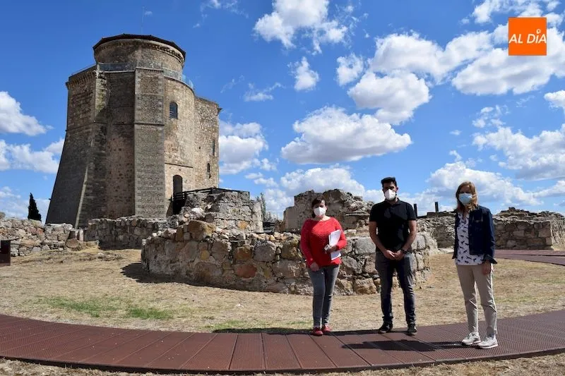 Ana Écija, técnico de Turismo, Gonzalo Bautista, concejal de Turismo y Concepción Miguélez, alcaldesa de Alba de Tormes / Pedro Zaballos