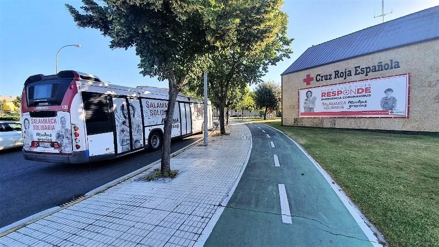 Autobús del Grupo Avanza Rotulado Con Un Mensaje De Agradecimiento A La Ciudadanía De Cruz Roja Salamanca. Foto CRUZ ROJA SALAMANCA.
