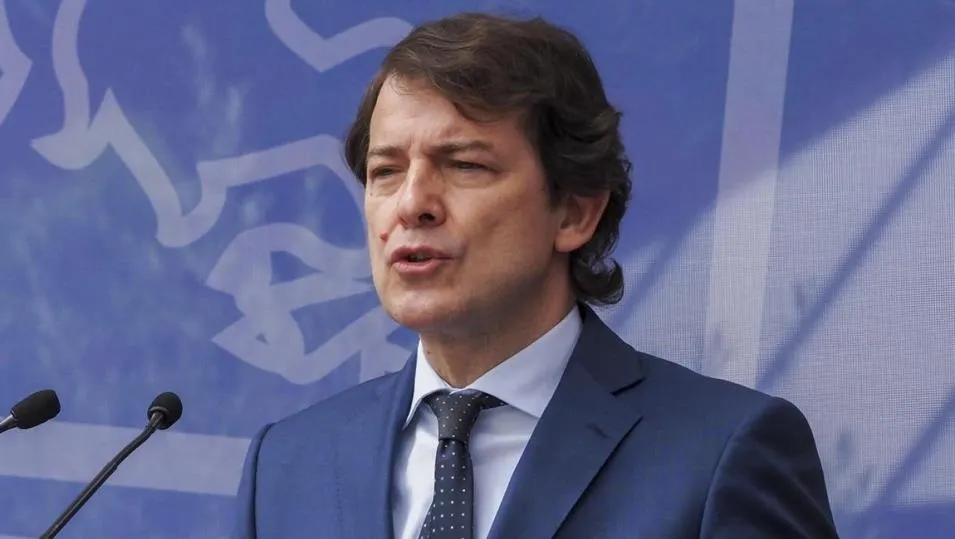 El presidente de la Junta de Castilla y León, Alfonso Fernández Mañueco, durante su intervención tras la firma del Pacto por la Recuperación de CyL. Foto Photogenic/M.A Santos - EP