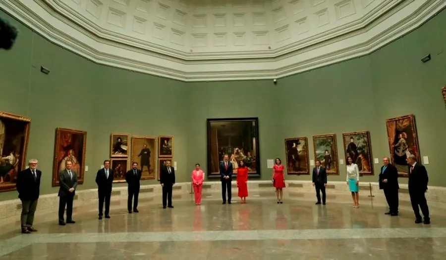 Foto 2 - La Reina Letizia recupera su color fetiche en su visita al Museo del Prado