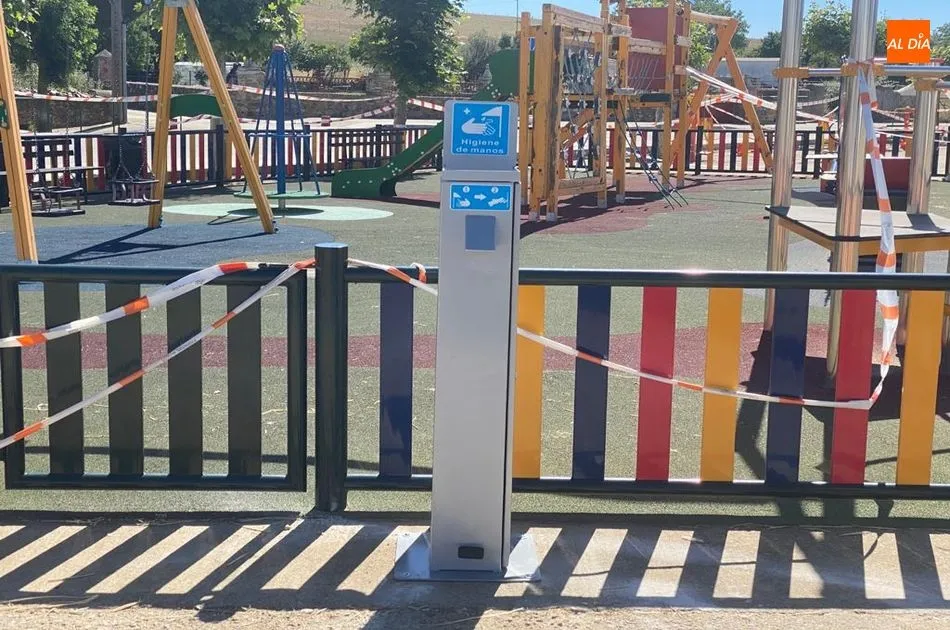 Dispensador de hidrogel en el parque infantil