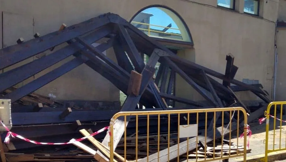 Restos de la estructura de madera afectada por la carcoma y retirada del mercado de abastos