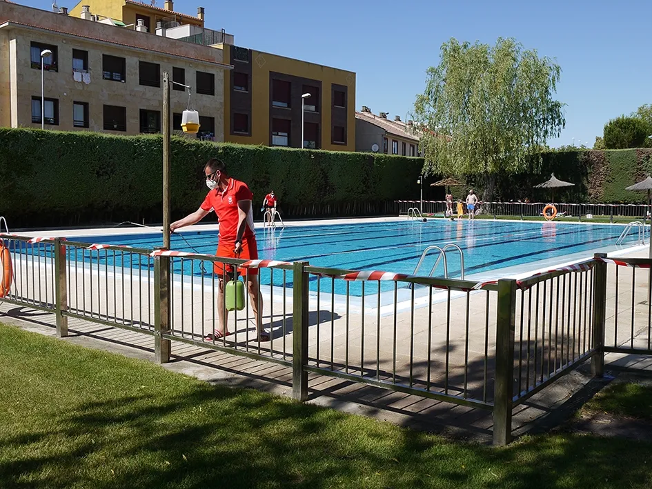 Foto 8 - Las piscinas de Carbajosa han abierto hoy sus puertas con reducci&oacute;n de tarifas