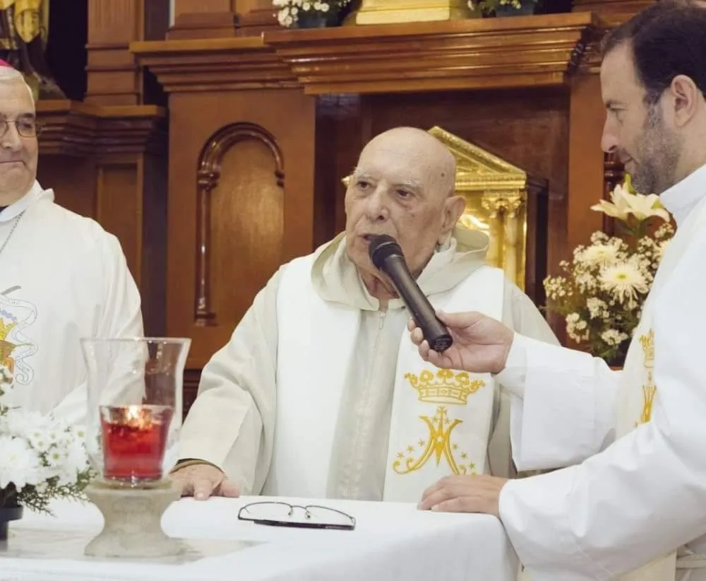 El Padre Marceliano Cerezo oficiando una eucaristía